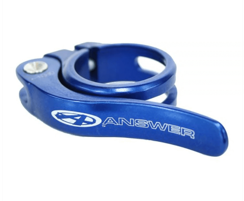ANSWER Schnellspann-Sattelklemme aus blauem Aluminium mit Schnellspannhebel und lasergraviertem Logo.