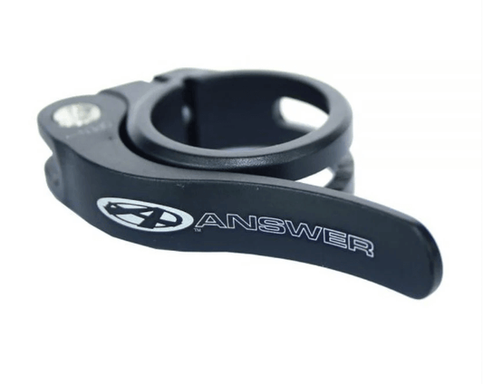 ANSWER Schnellspann-Sattelklemme aus 6061 Aluminium mit großem Schnellspannhebel und lasergraviertem Logo.